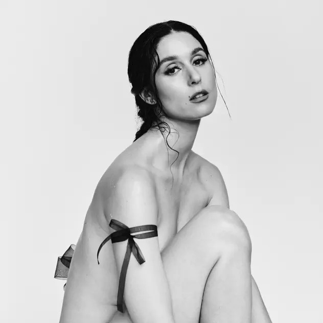 Carátula de Adentro, de Francisca Valenzuela